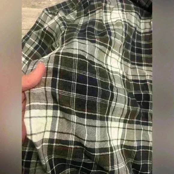 Size Large men’s button down shirt by Van Heusen - Picture 4 of 6